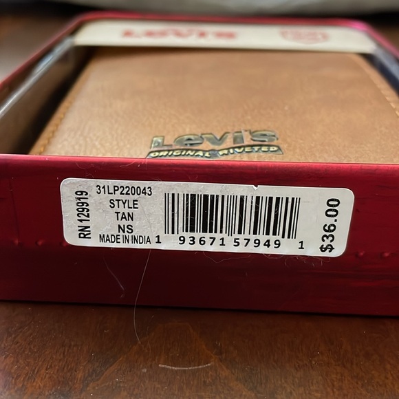 Men’s BNWT Levi’s RFID Multi cards ID wallet Tan in tin metal box - Picture 8 of 11